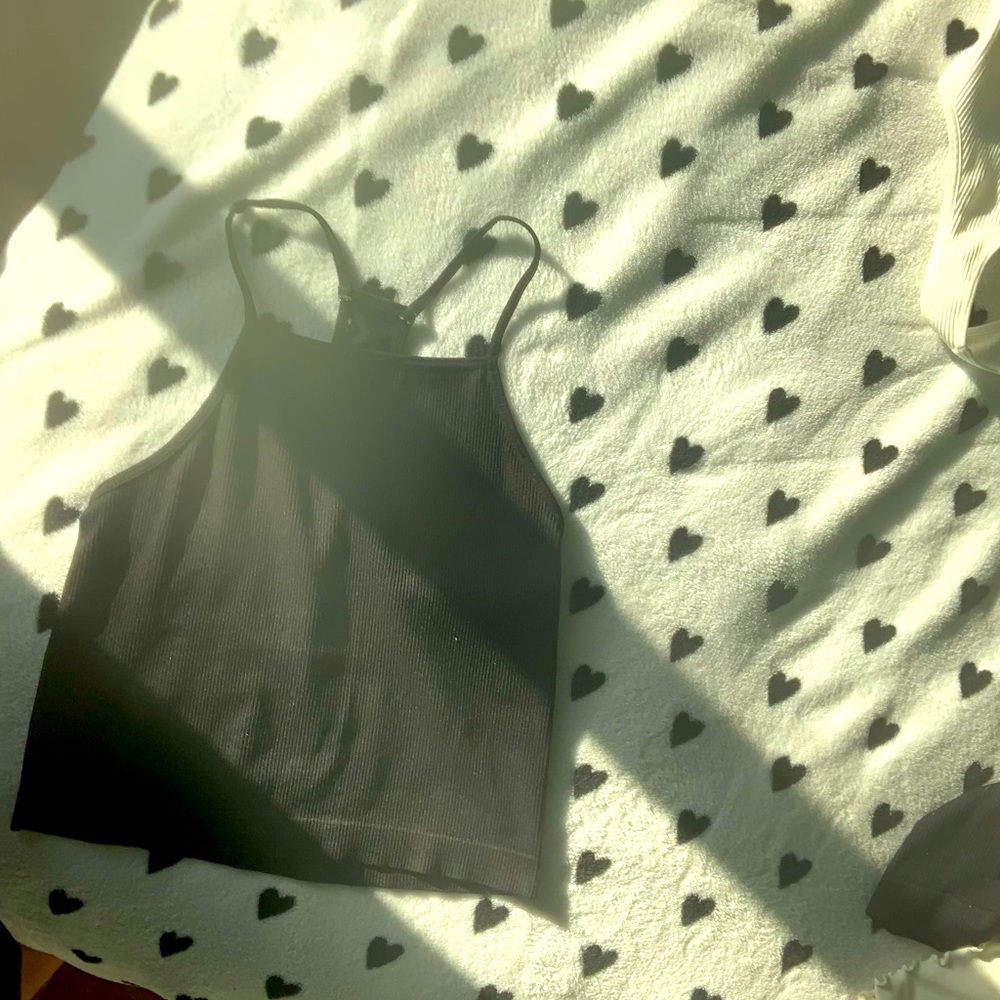 Black sorta cropped tee